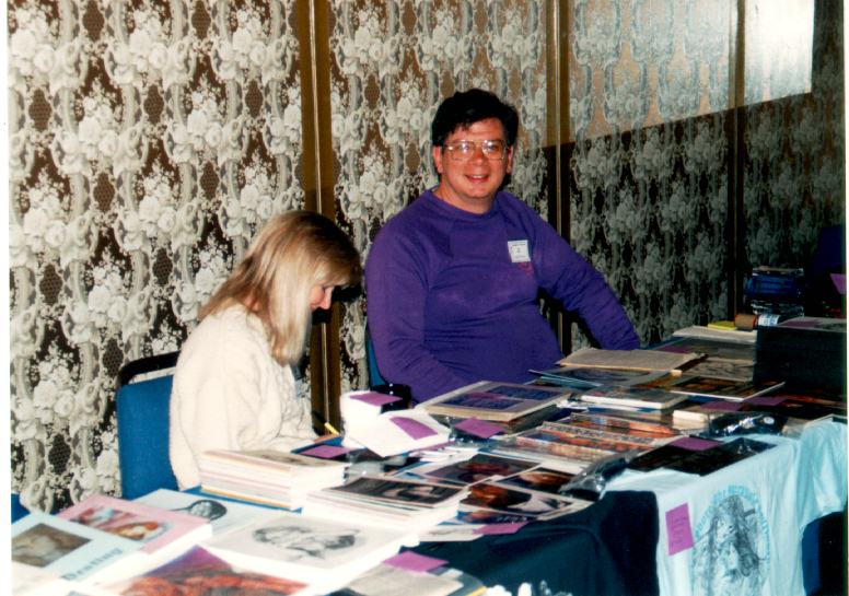 Ben_Bock_and_Lisa_Howard_in_the_dealers'_roomphoto by David and Edna Wilson and Bluebird site